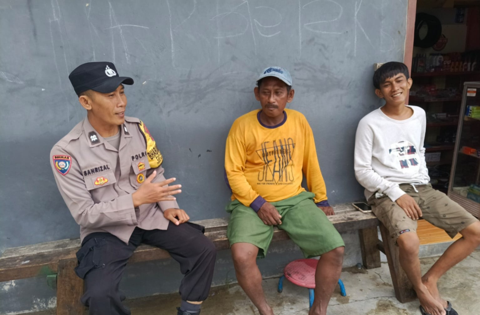 Bhabinkamtibmas Pulau Kelapa Aiptu Sahrizal Sambangi Warga, Ajak Jaga Kamtibmas dan Ciptakan Lingkungan Wisata Aman di Bulan Ramadhan