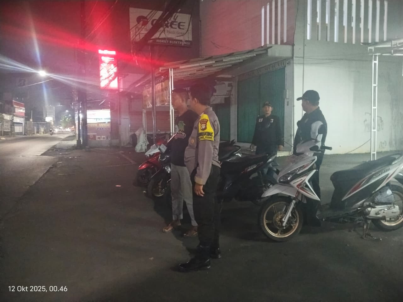 Jamin Keamanan Dini Hari, Bhabinkamtibmas dan Pokdarkamtibmas SS 29 Kuatkan Harkamtibmas di Jatimurni