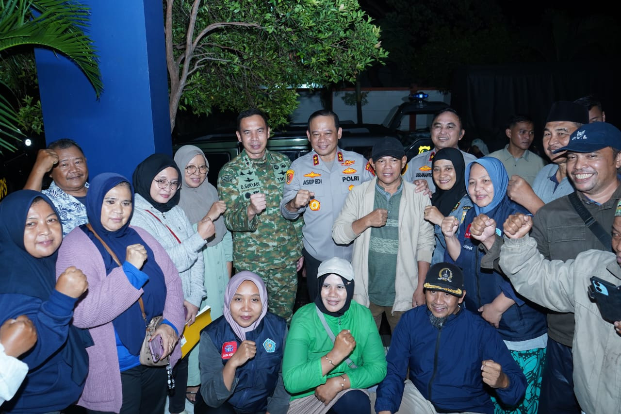 Kapolda Metro Jaya dan Pangdam Jaya Kunjungi Pengungsi Banjir  Bagikan Coklat kepada Anak-anak di Rusun Embrio Semper Barat