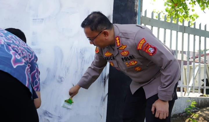 Polres Metro Jakarta Utara Bersama Forkopimko Hapus Coretan Vandalisme di Tanjung Priok
