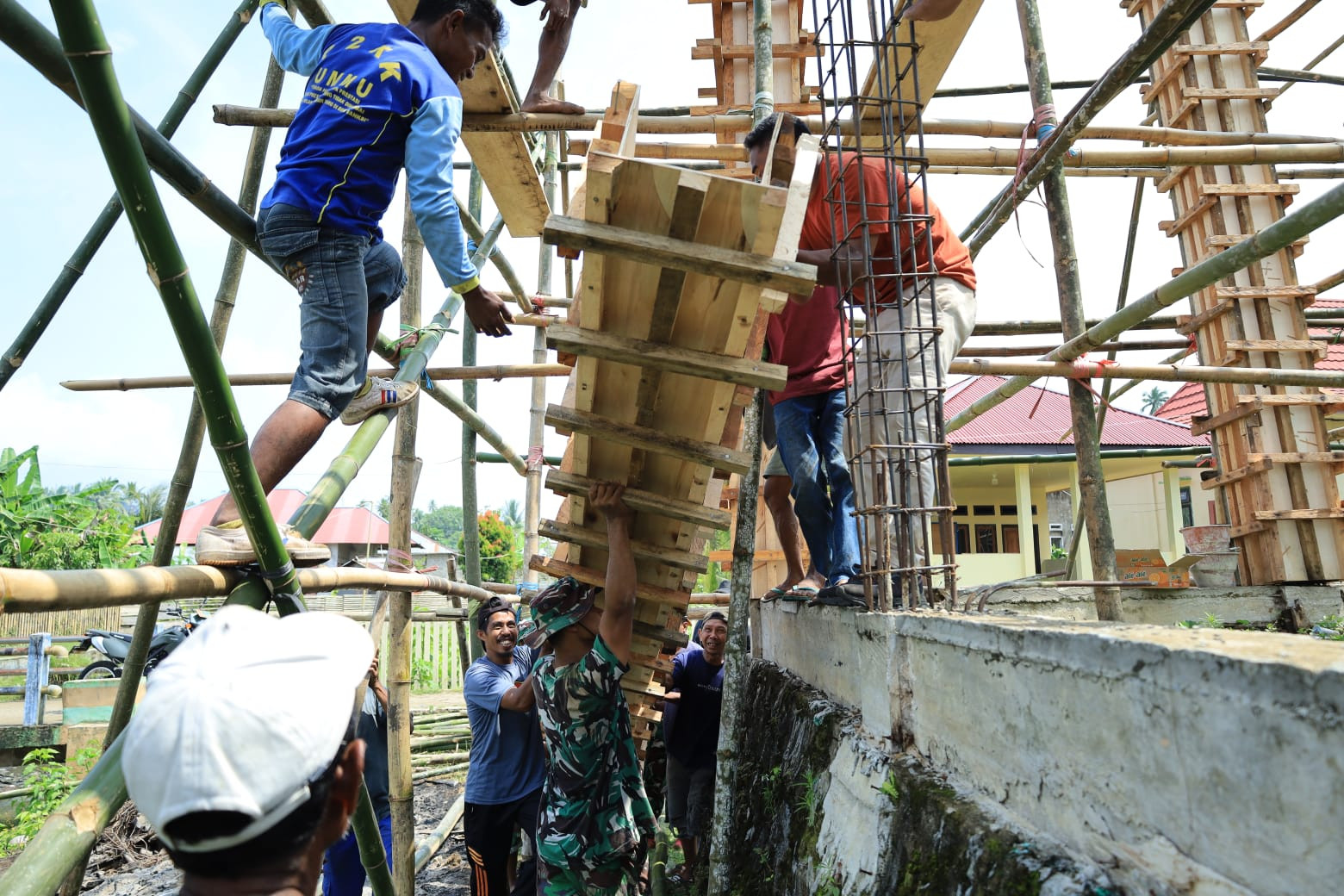Penuh Semangat, Satgas TMMD Kodim 1505/Tidore dan Warga Gotong Royong Angkat Papan Mal Masjid
