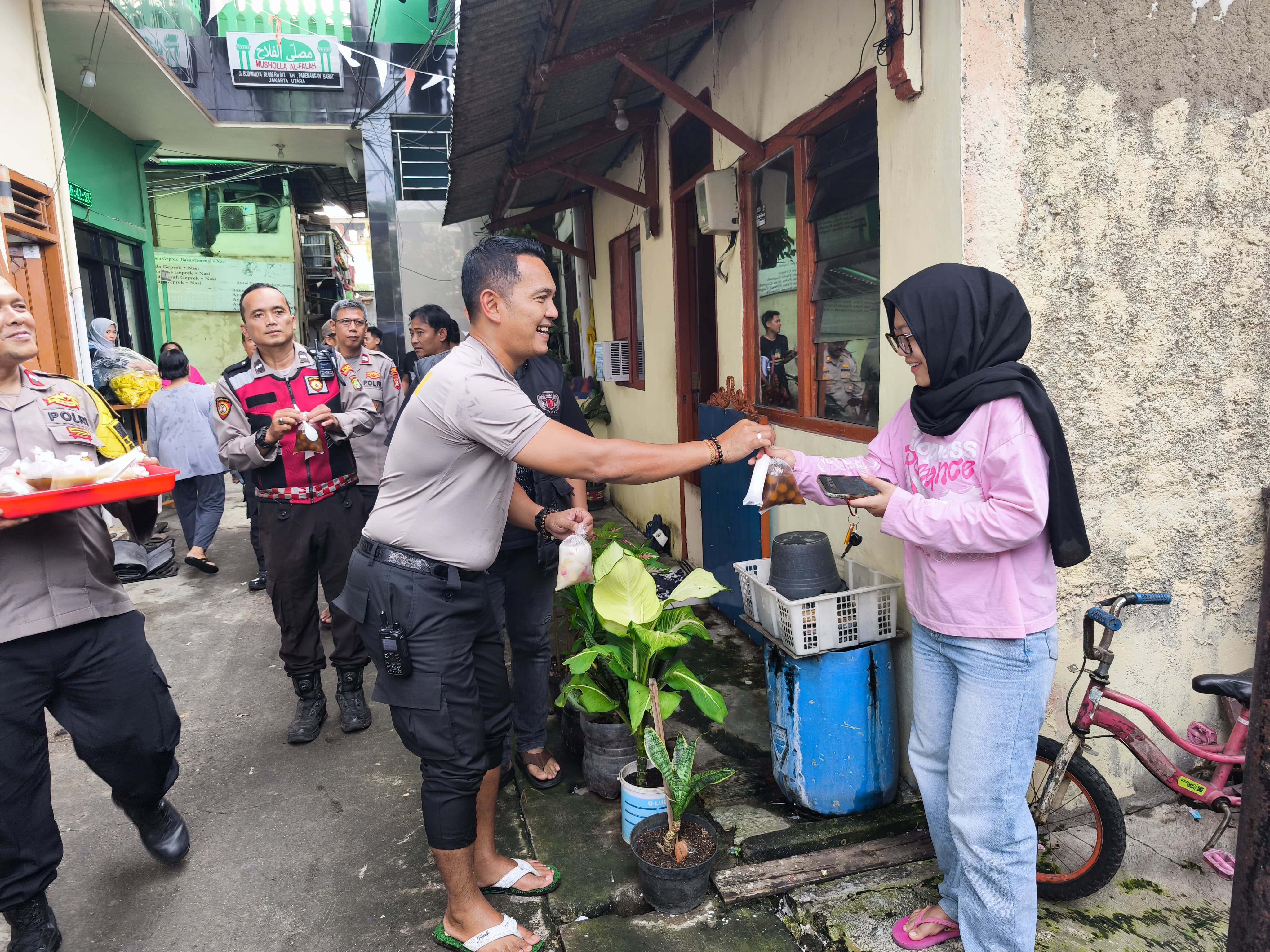 Polsek Pademangan Bagikan Takjil Ramadhan Lewat Program Jaga Jakarta+, Pererat Kedekatan dengan Warga