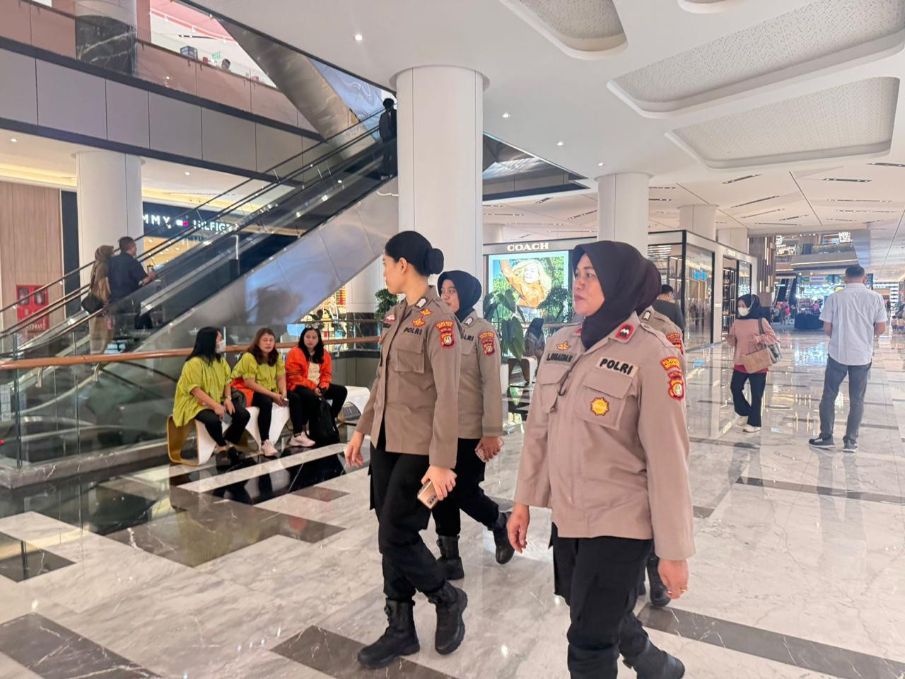 Polwan Bekasi Selatan Tingkatkan Rasa Aman Pengunjung Lewat Patroli Jalan Kaki di Pakuwon Mall
