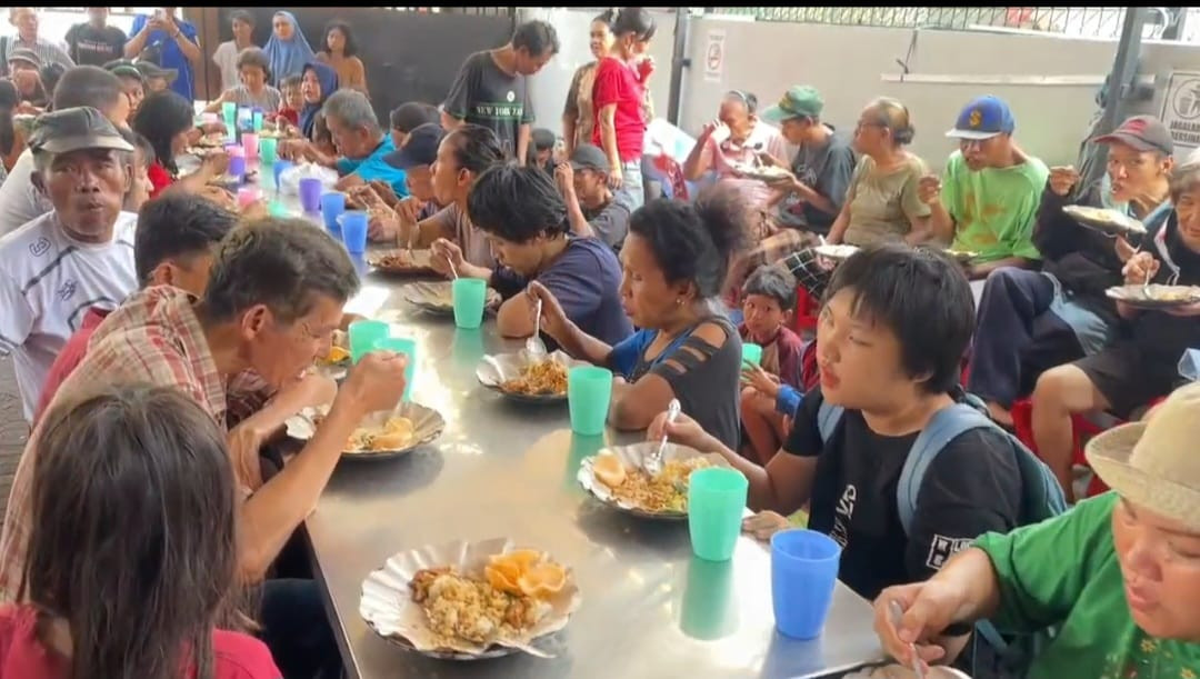 Polsek Metro Penjaringan Bagikan 500 Paket Makanan Gratis, Kapolsek: Polisi Harus Hadir dan Bermanfaat untuk Masyarakat
