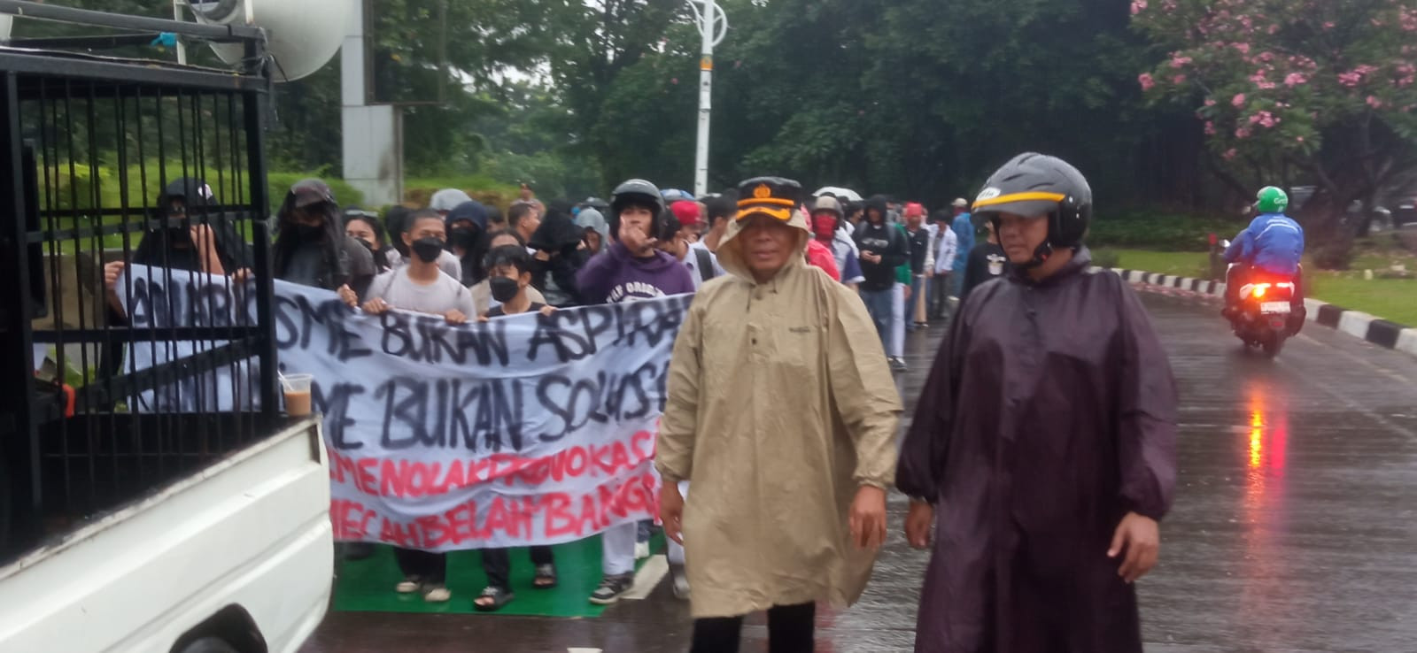 Kapolsek Johar Baru Kawal Aksi Demo LHK ke Gedung DPR RI di Tengah Hujan