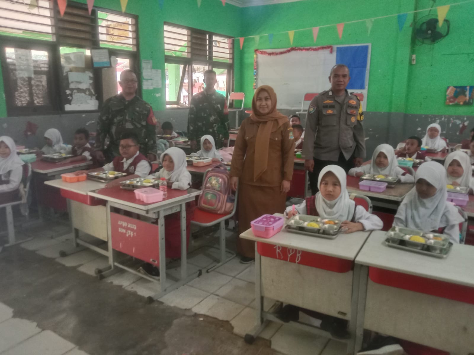 Bhabinkamtibmas Jatirangga Memantau Penyaluran Makan Bergizi Gratis Ponpes Miftahul Jannah