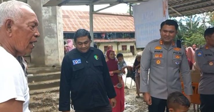 Kapolres Aceh Timur Tinjau Pengobatan Gratis dan Trauma Healing bagi Korban Banjir di Julok