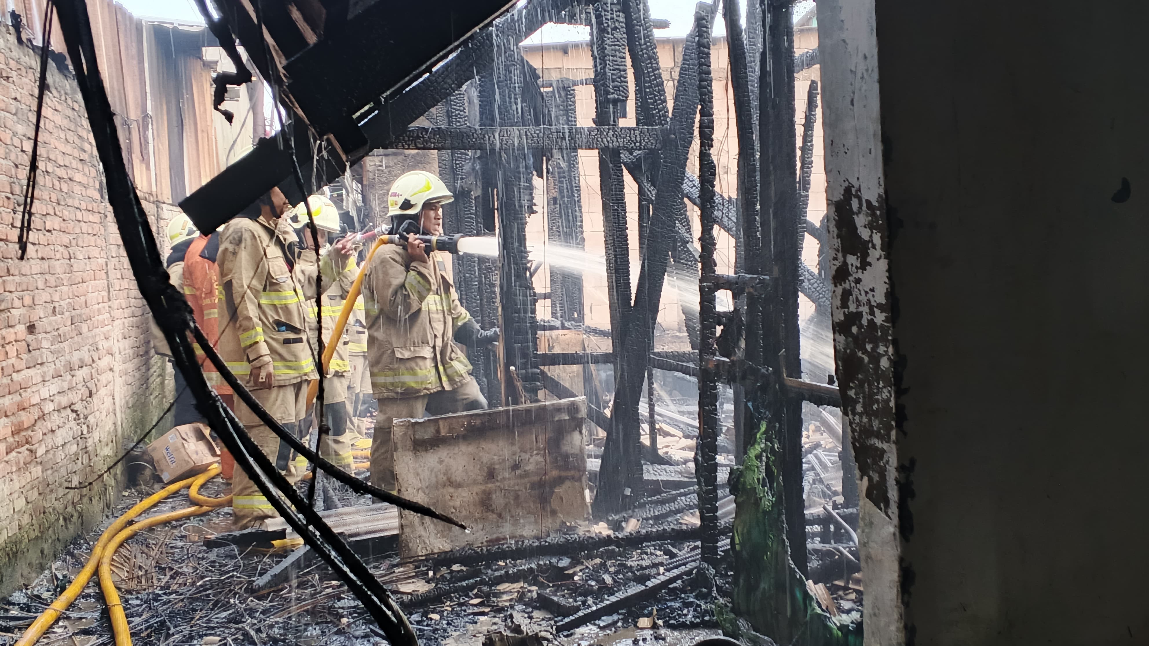 Api Mengamuk di Muara Baru, Polisi Dalami Penyebab Kebakaran 4 Rumah