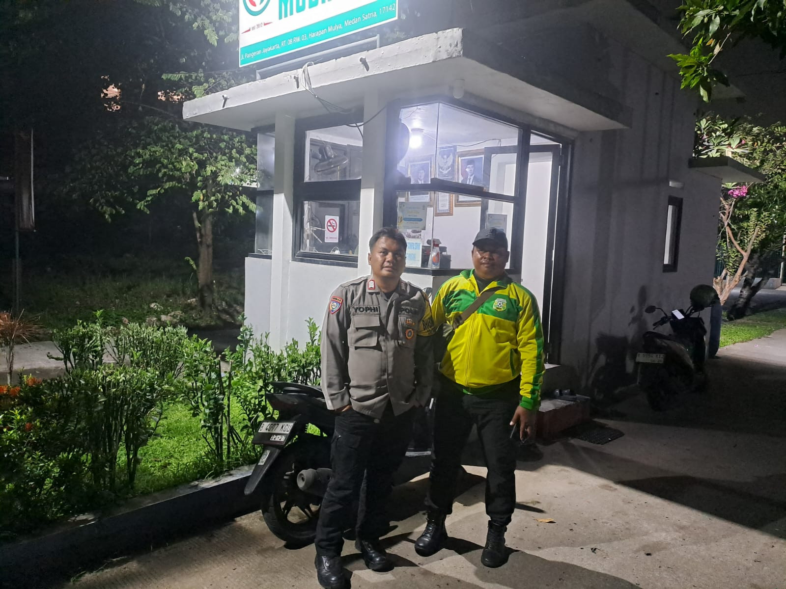 Tingkatkan Kewaspadaan Dini Hari, Bhabinkamtibmas Harapan Mulya Sambangi Pos Siskamling Senkom