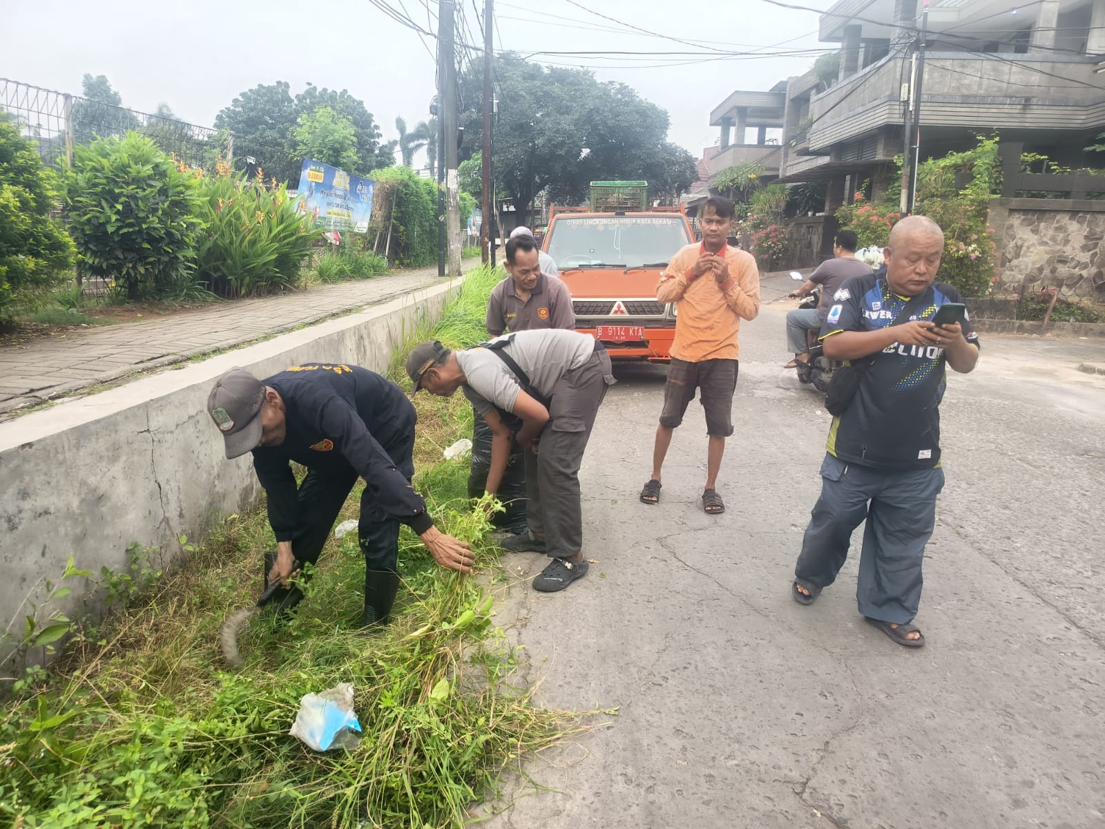 Bhabinkamtibmas Bekasi Barat Ajak Warga Jadikan Kebersihan sebagai Budaya Bersama