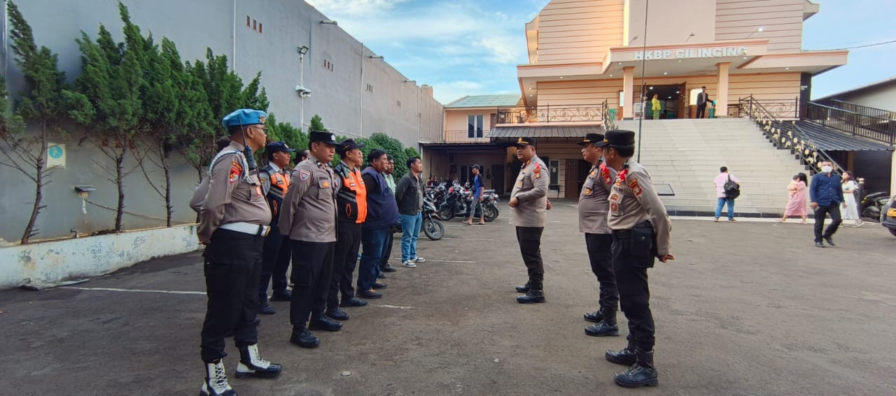 Polsek Cilincing Sterilisasi 30 Gereja, Pastikan Ibadah Natal 2025 Aman dan Kondusif
