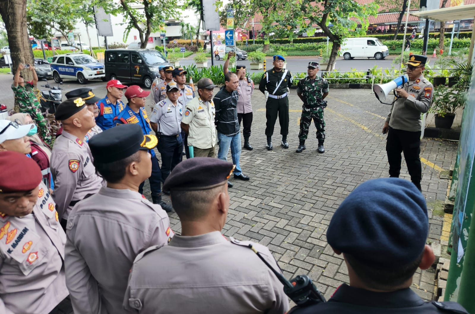 Pengamanan Acara Keramaian, Polri Amankan Konser Misik ALSICFEST di Summarecon Mall Bekasi