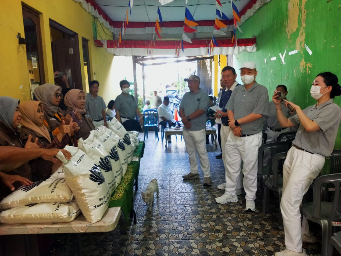 Tzu Chi Salurkan 1.800 Paket Sembako kepada Warga Penjaringan