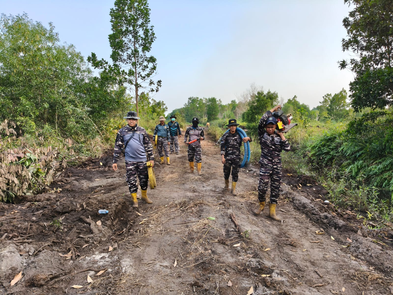 Lokalisasi dan Padamkan Api, Lanal Banjarmasin Bersama Dishut Kalsel Jinakkan Karhutla Gambut
