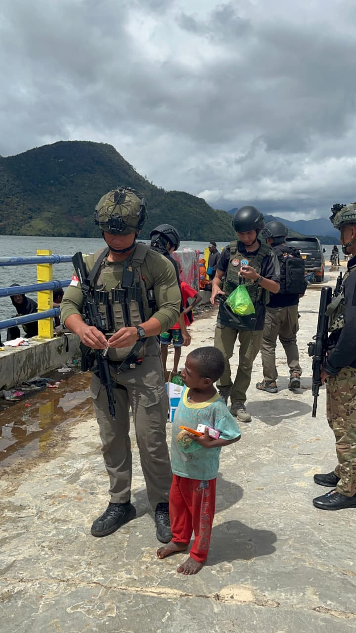Sentuhan Humanis Personel Satgas Ops Damai Cartenz Bersama Masyarakat dan Anak-Anak di Paniai