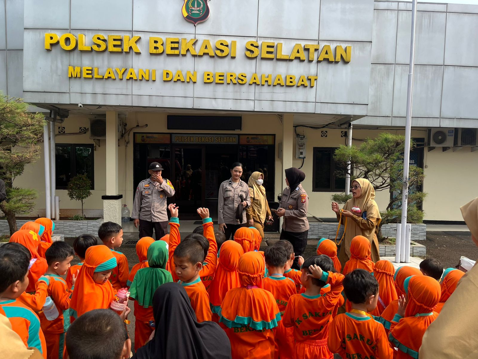 Polsek Bekasi Selatan Kenalkan Dunia Kepolisian Lewat Program Polisi Sahabat Anak Bersama TK Sakura Jakasetia