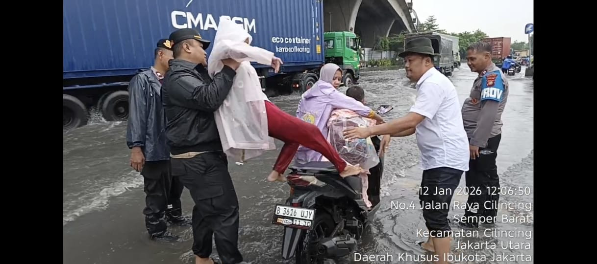 Banjir Rendam Sejumlah Wilayah di Cilincing, Polisi Lakukan Monitoring dan Pengaturan Lalu Lintas