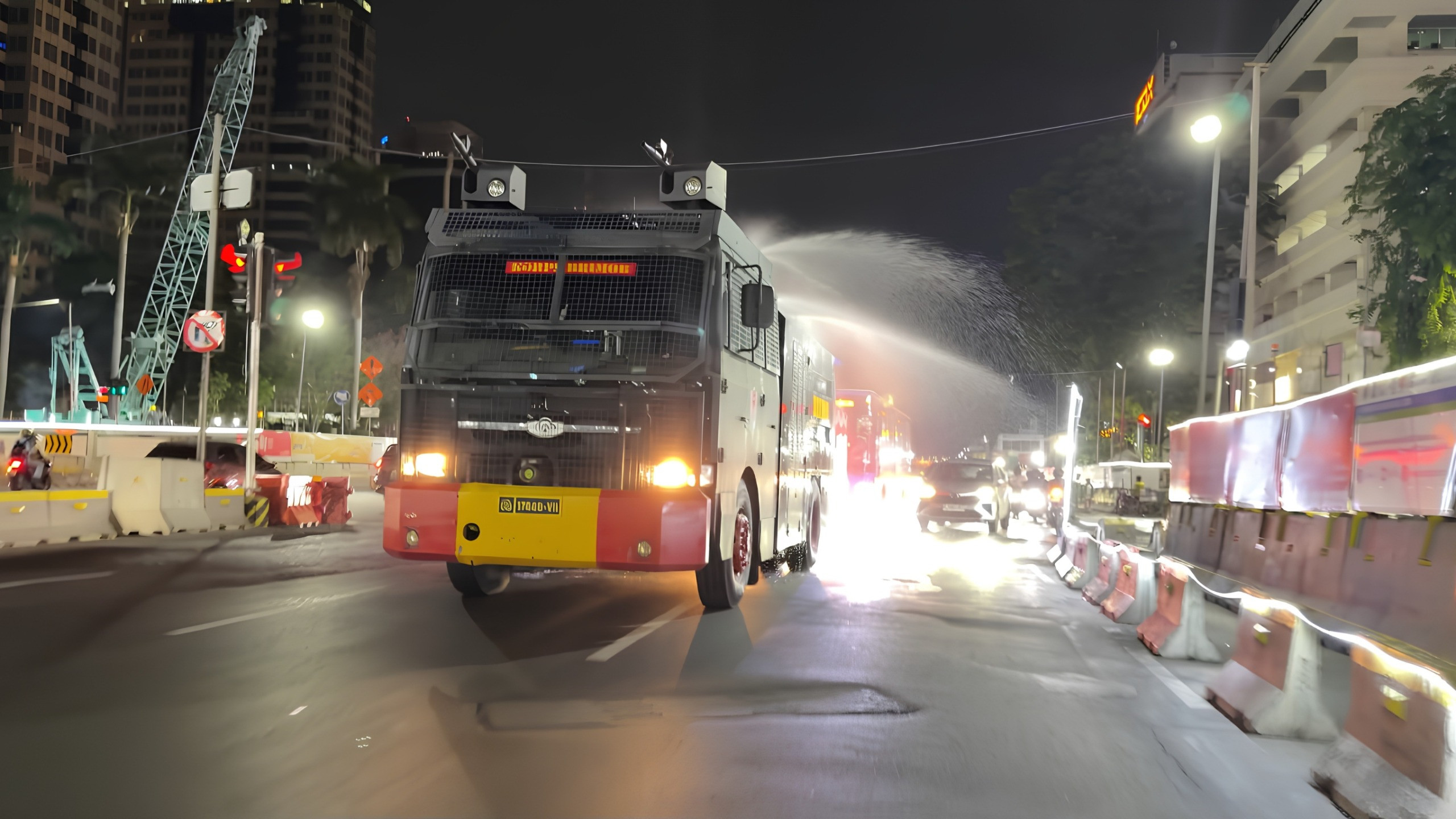 Brimob Metro Jaya Semprot Jalan di Jakarta-Tangsel-Bekasi Antisipasi Abu Vulkanik Anak Krakatau