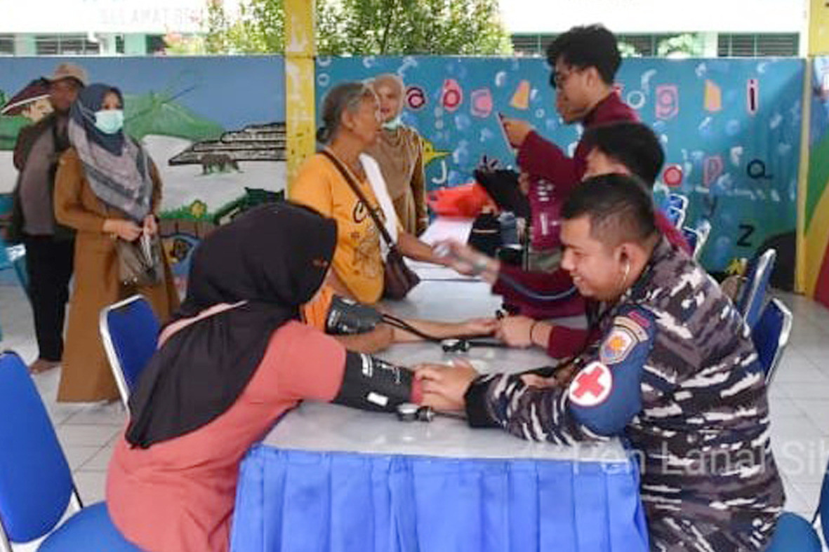 TNI AL Berikan Trauma Healing dan Pemeriksaan Kesehatan Bagi Masyarakat Terdampak Bencana