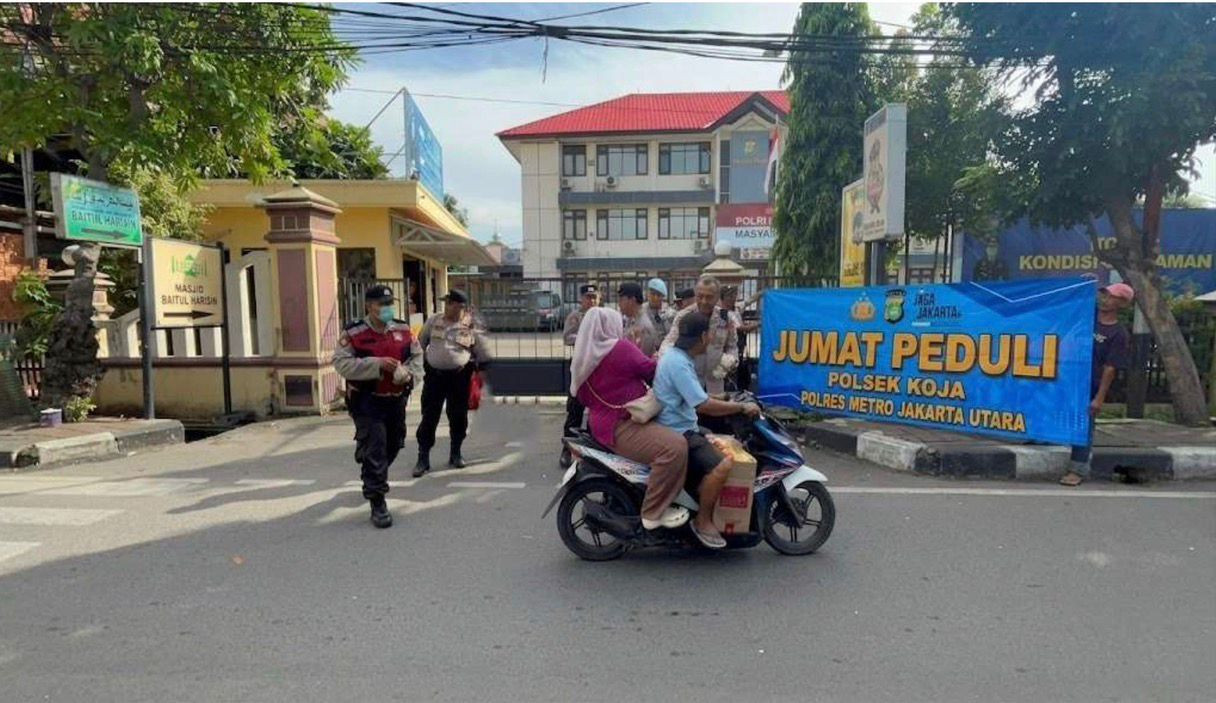 Polsek Koja Gelar Jumat Peduli, Bagikan Makanan Bergizi Gratis untuk Warga
