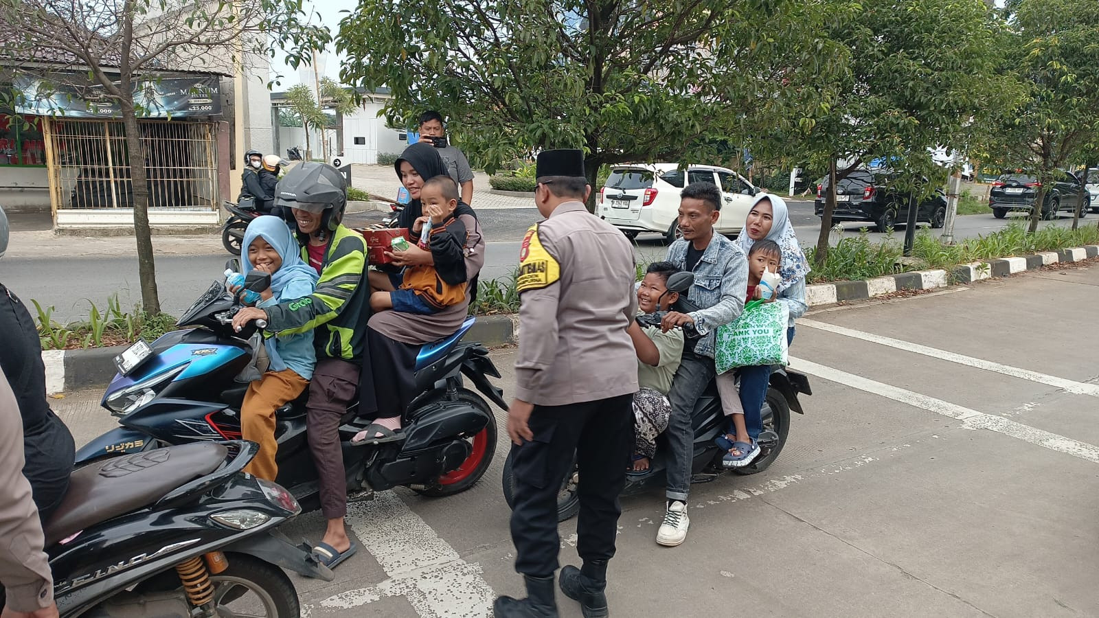 Ramadhan 1447 H, Polsek Jatisampurna Gelar "Berbagi Berkah" di Depan Mapolsek Jatisampurna