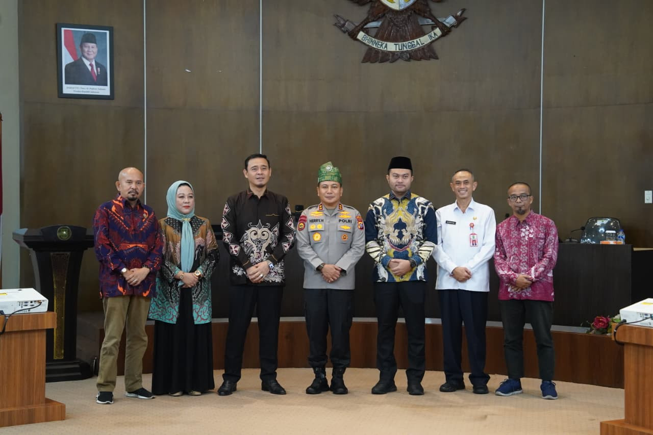 Polda Riau Raih Dua Penghargaan Keterbukaan Informasi Publik, Kapolda: Kado Istimewa Hari Bhayangkara ke-80