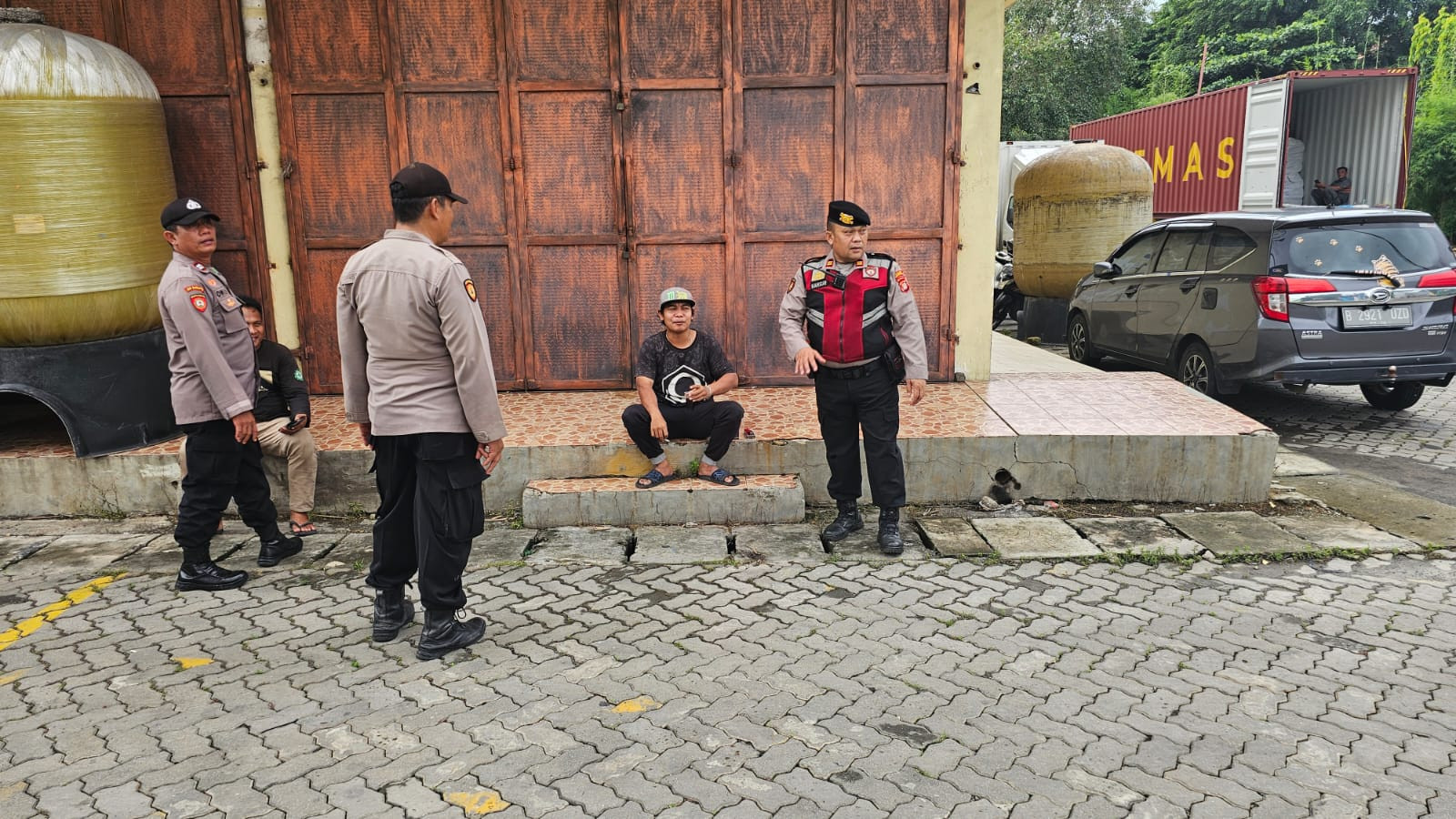Patroli Jalan Kaki, Polsek Pademangan Perkuat Keamanan di Ruko Permata Ancol