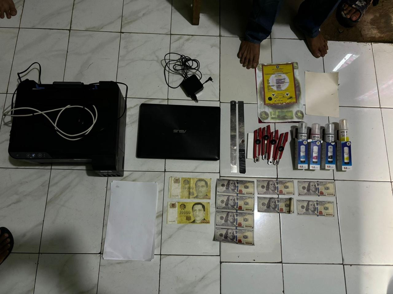 Polda Metro Jaya Bongkar Peredaran Uang Palsu Dolar, Ribuan Lembar Disita