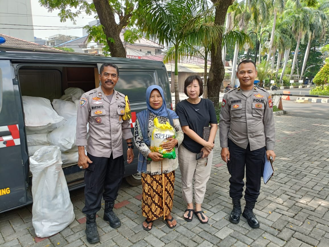 Polsek Kelapa Gading Bersama Bulog Gelar Gerakan Pangan Murah, Warga Antusias Beli Beras SPHP Harga Terjangkau