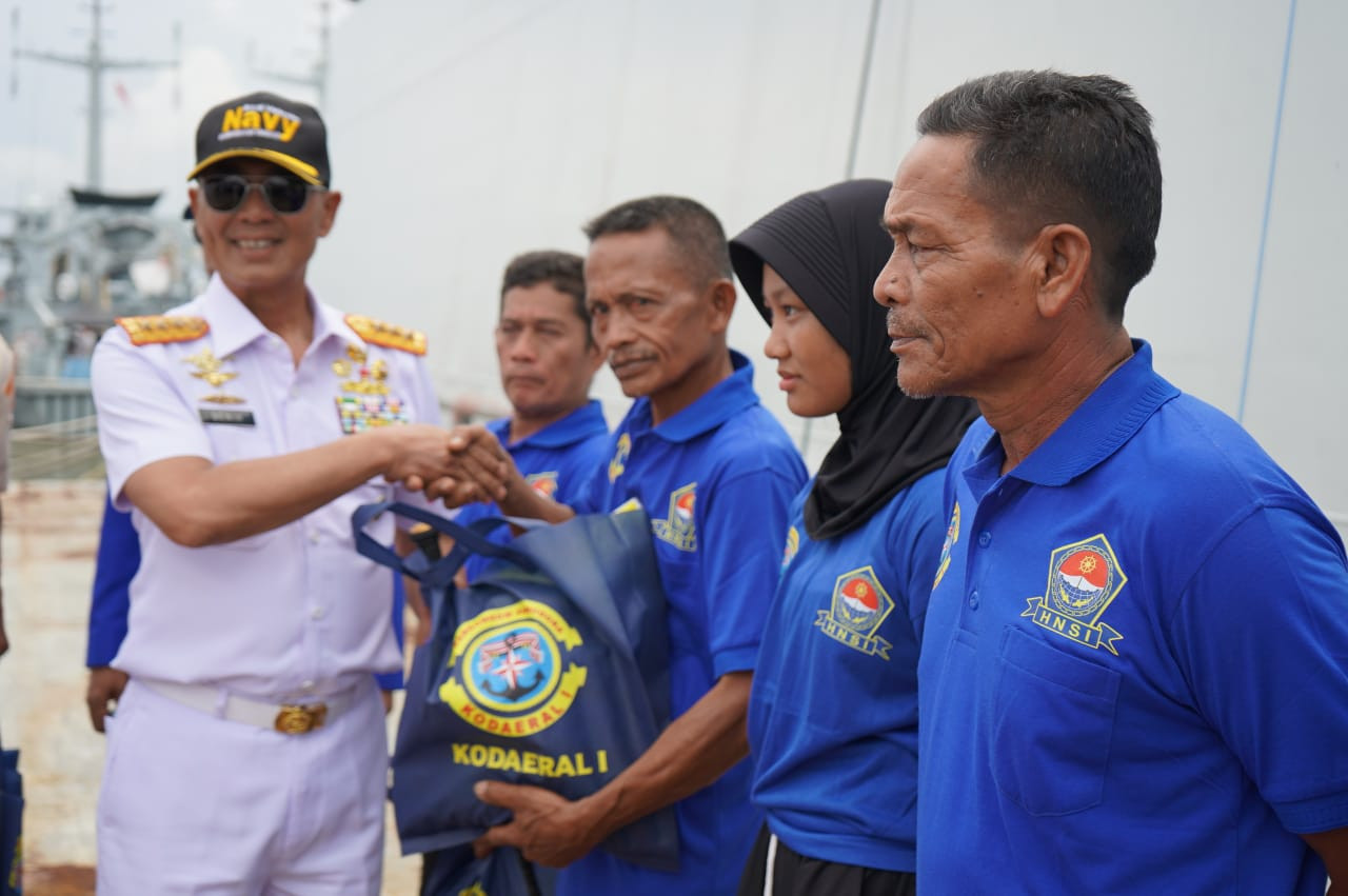 Kodaeral I Sambut Kedatangan Pangkoarmada RI dan Gelar Lomba Dayung Sampan Tradisional Dalam Rangkaian HUT Armada RI Ke-80 Tahun 2025
