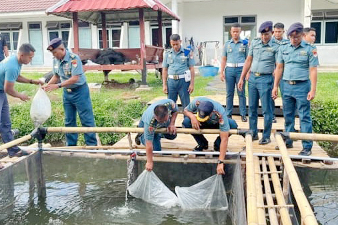 Dukung Ketahanan Pangan, Lanal Bengkulu Laksanakan Pelepasan Bibit Ikan Nila, Gurami, dan Lele
