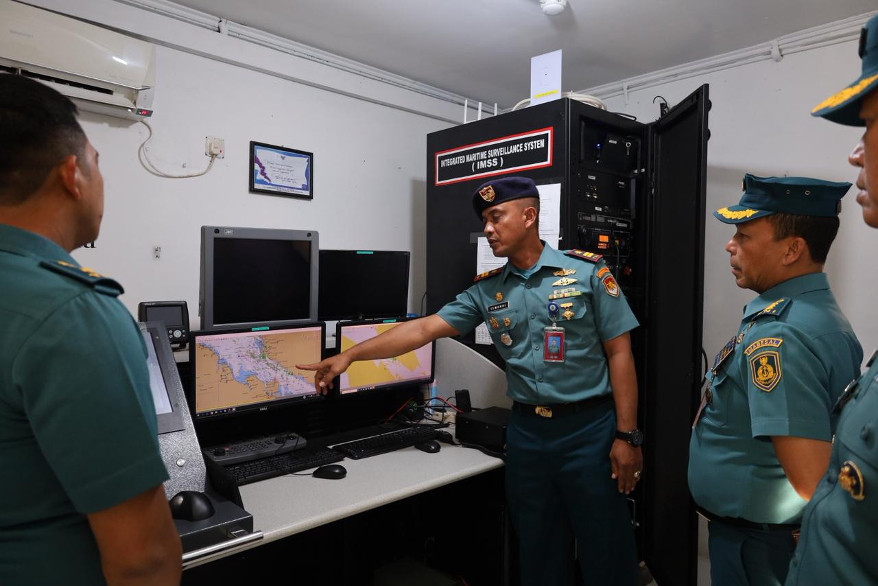 Pastikan Jaringan dan Sarana Komunikasi Berfungsi Optimal, Danlanal Dumai Bersama Tim Safari Skomlekal Mabesal Tinjau Posal Sinaboi