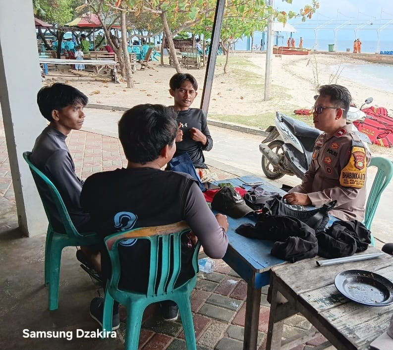 Bhabinkamtibmas Pulau Untung Jawa Ajak Warga Jaga Kamtibmas dan Sosialisasikan Layanan 110