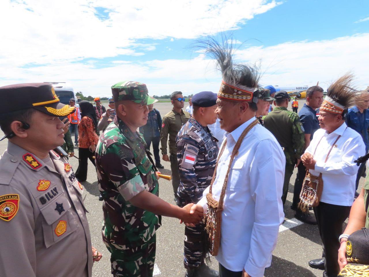 Dandim 1710/Mimika Sambut Kedatangan Menkopolkam RI Saat Melaksanakan Kunjungan Kerja di Wilayah Kab. Mimika