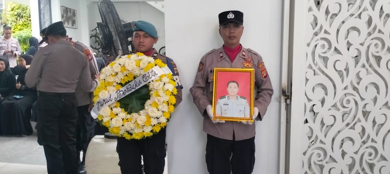 Kapolda Jatim Pimpin Upacara Pelepasan Jenazah Brigjen Pol Anumerta Ary Satriyan di Bekasi