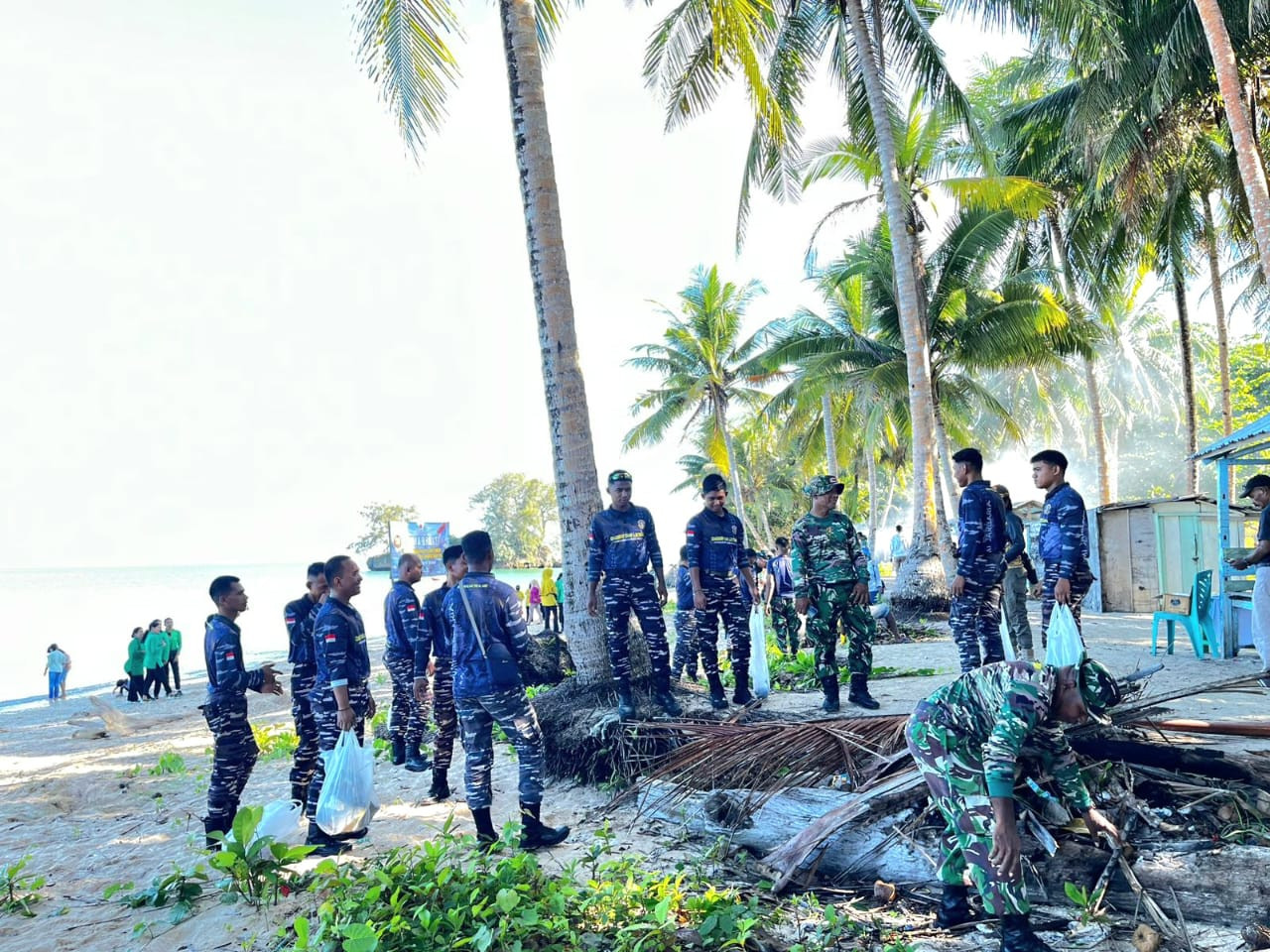 Sambut HUT Ke-80, TNI di Aru Lakukan Karya Bakti Bersih Pantai