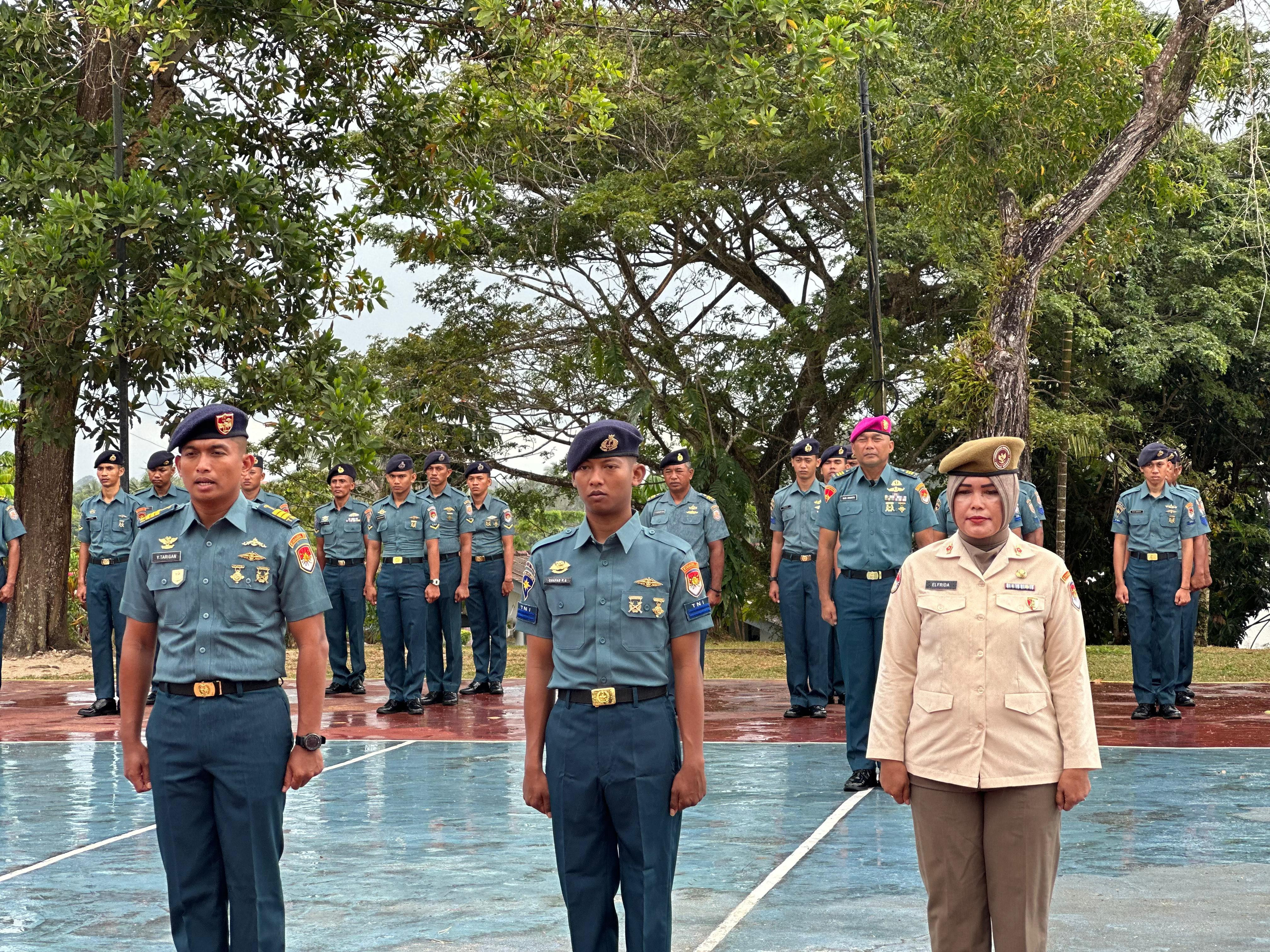 Danlanal Dabo Singkep Pimpin Upacara Kenaikan Pangkat Personel Lanal Dabo Singkep di Tengah Guyuran Hujan