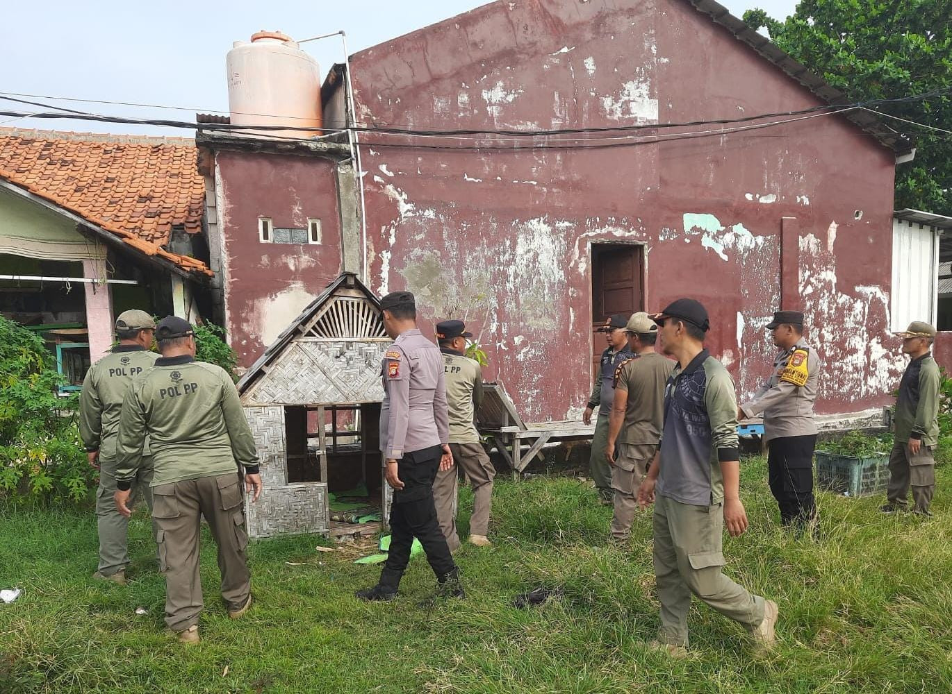 Bhabinkamtibmas Pulau Tidung Ikut Kerja Bakti Persiapan Upacara HUT RI ke-80