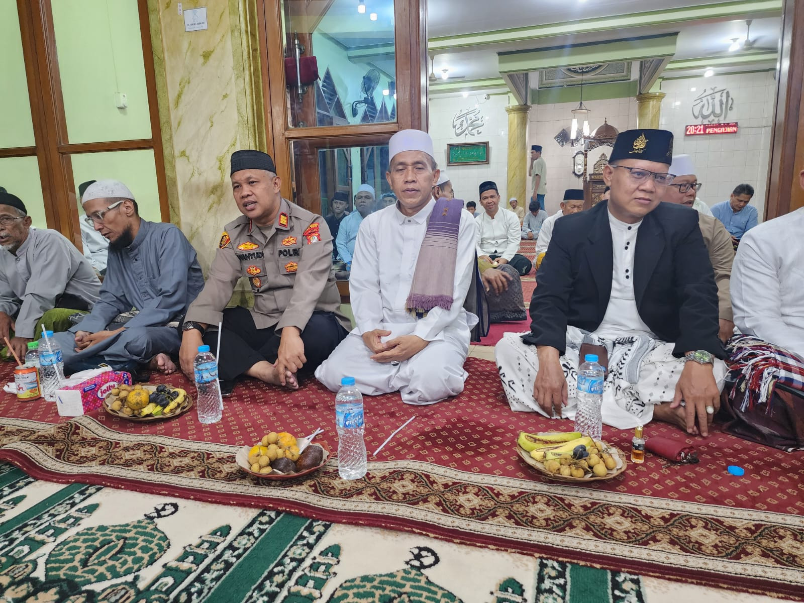 Perkuat Silaturahmi, Kapolsek Bekasi Barat Hadiri Peringatan Maulid Nabi di Masjid Al Ikhlas