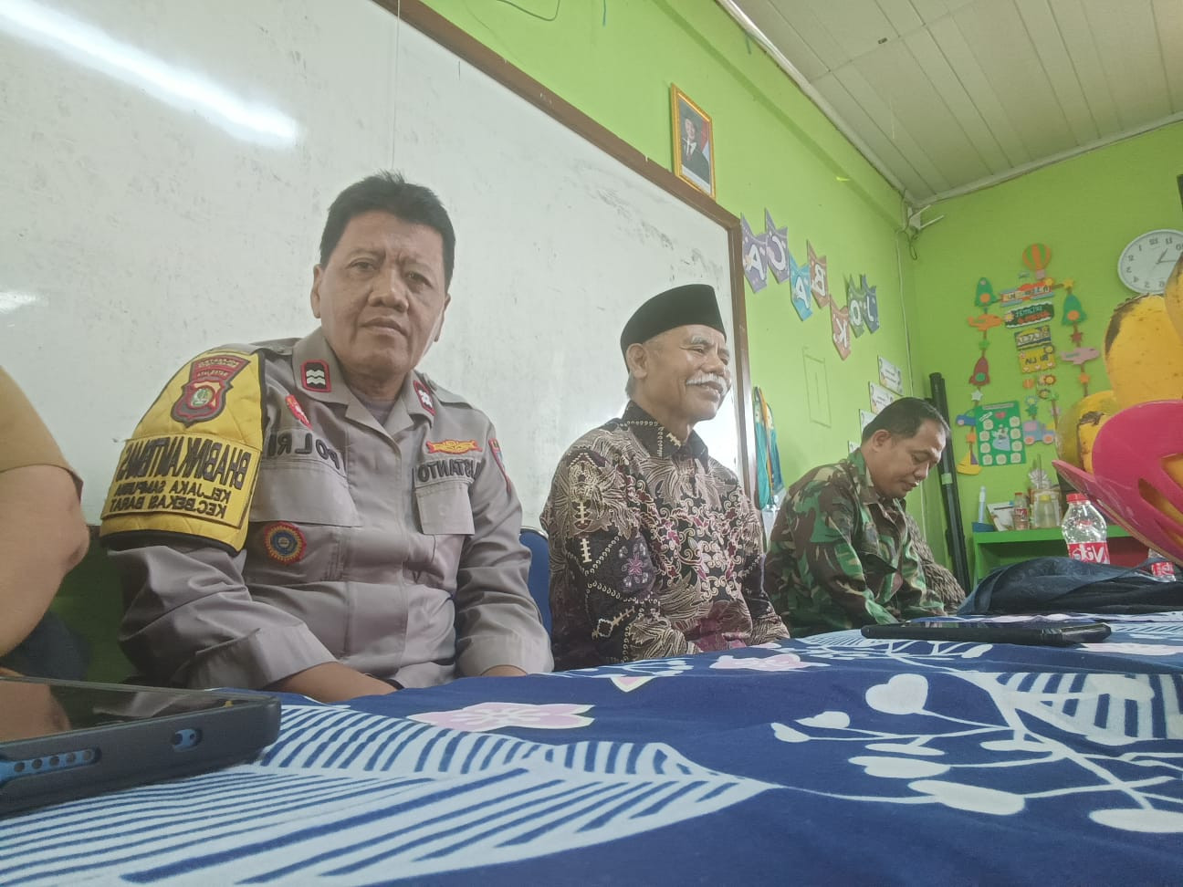 Sinergi Bhabinkamtibmas dan Babinsa Dukung Sosialisasi Penggabungan Dua SDN di Jakasampurna