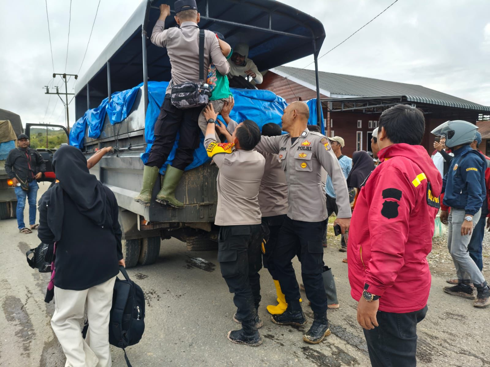 Kapolres Aceh Tengah Kawal dan Serahkan Langsung Bantuan dari Pemda dan Kapolri ke Wilayah Terisolir di Kecamatan Linge