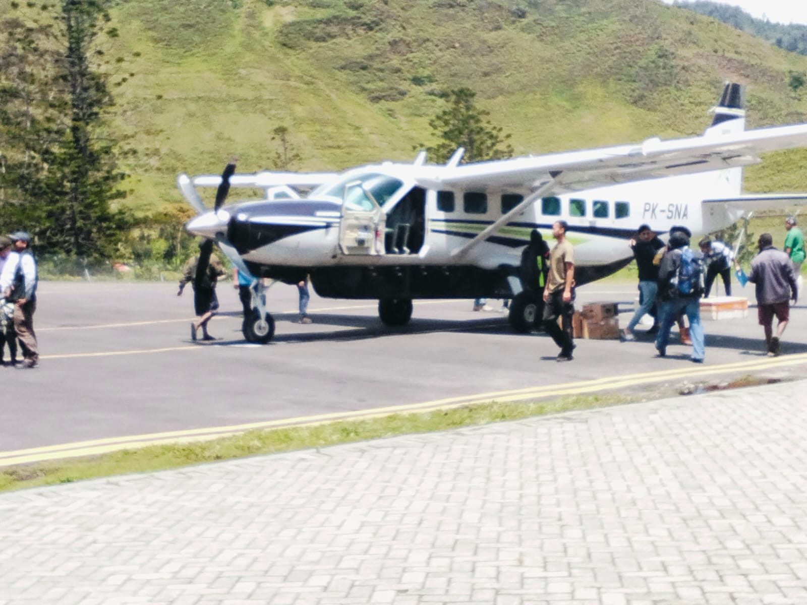 Anak 6 Tahun Korban Aksi Kebrutalan OPM di Kabupaten Puncak Dievakuasi Petugas dan Medis
