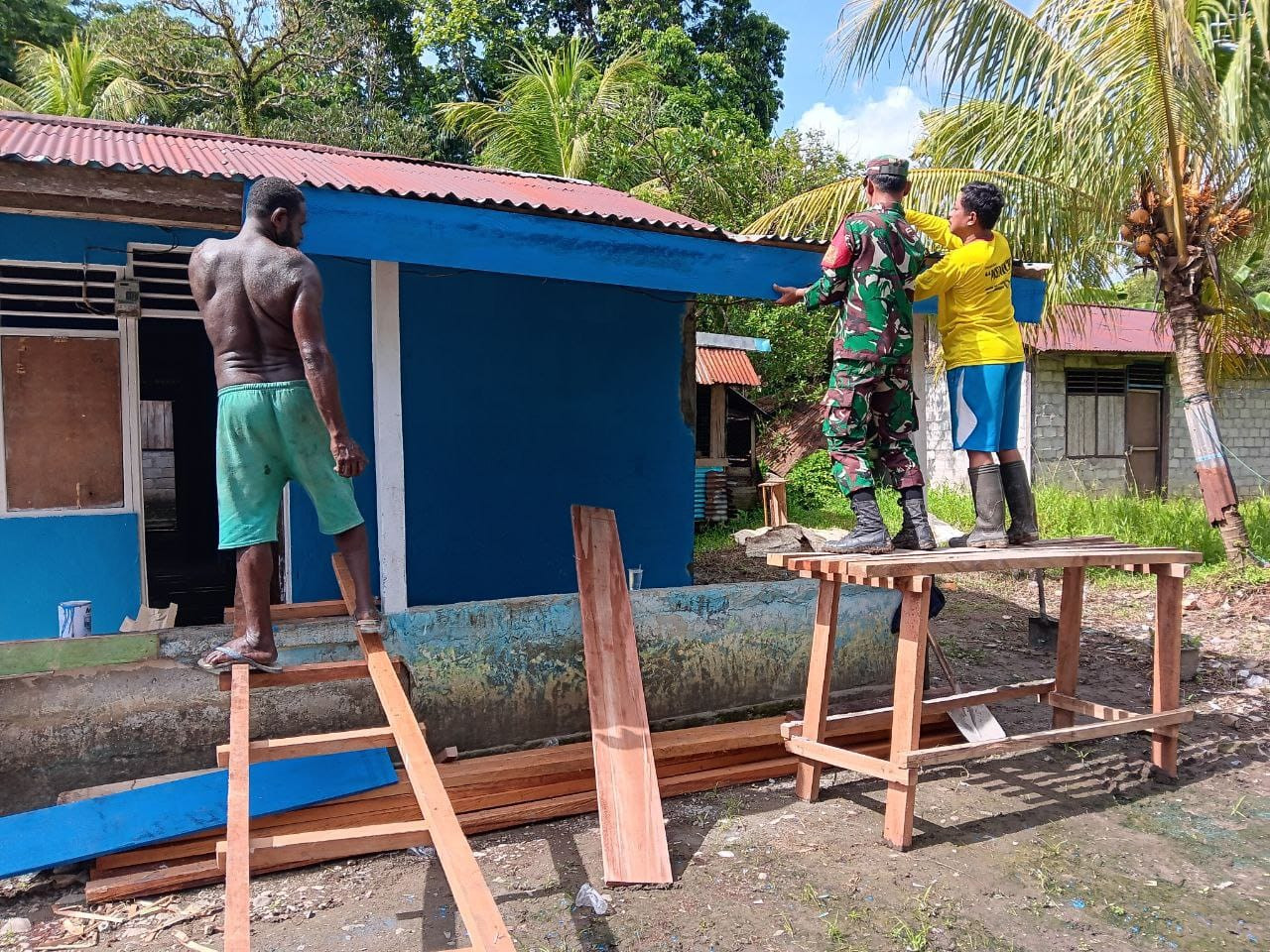 Babinsa Mapurujaya Gelar Komsos dan Bantu Warga Bangun Rumah di Kampung Hiripau