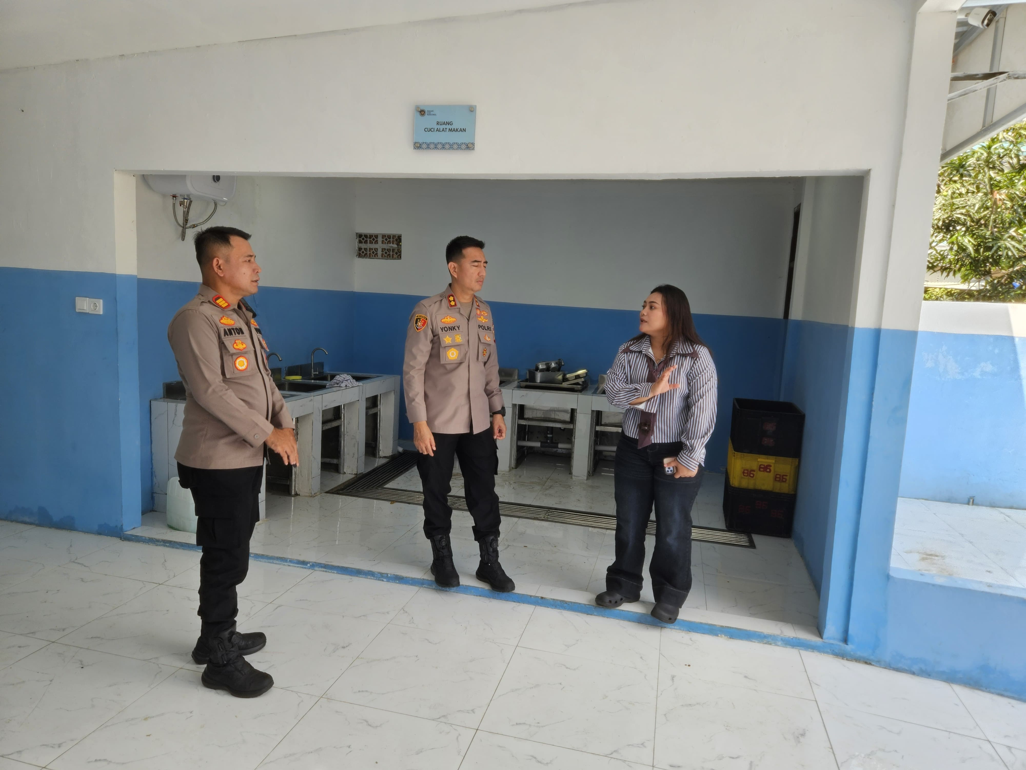 Wakapolres Metro Jakarta Utara Cek Operasional SPPG Polri 1 di Pegangsaan Dua