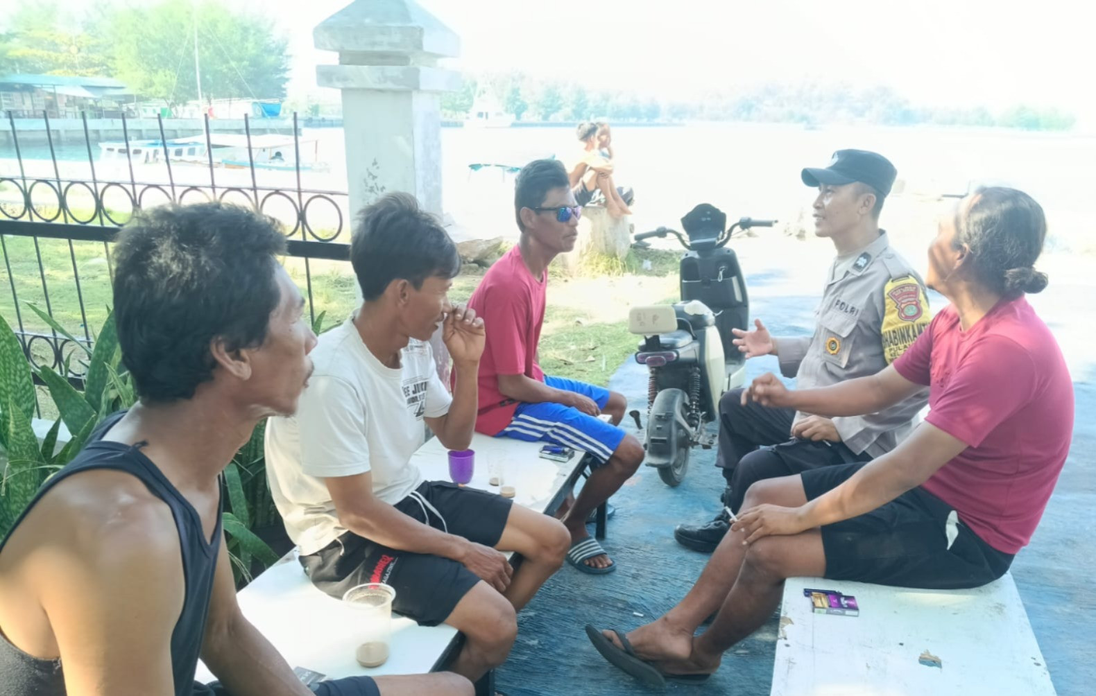 Bhabinkamtibmas Pulau Kelapa Jakarta On The Spot Sambang Warga, Sosialisasikan Layanan Polri 110 dan Perkuat Kamtibmas