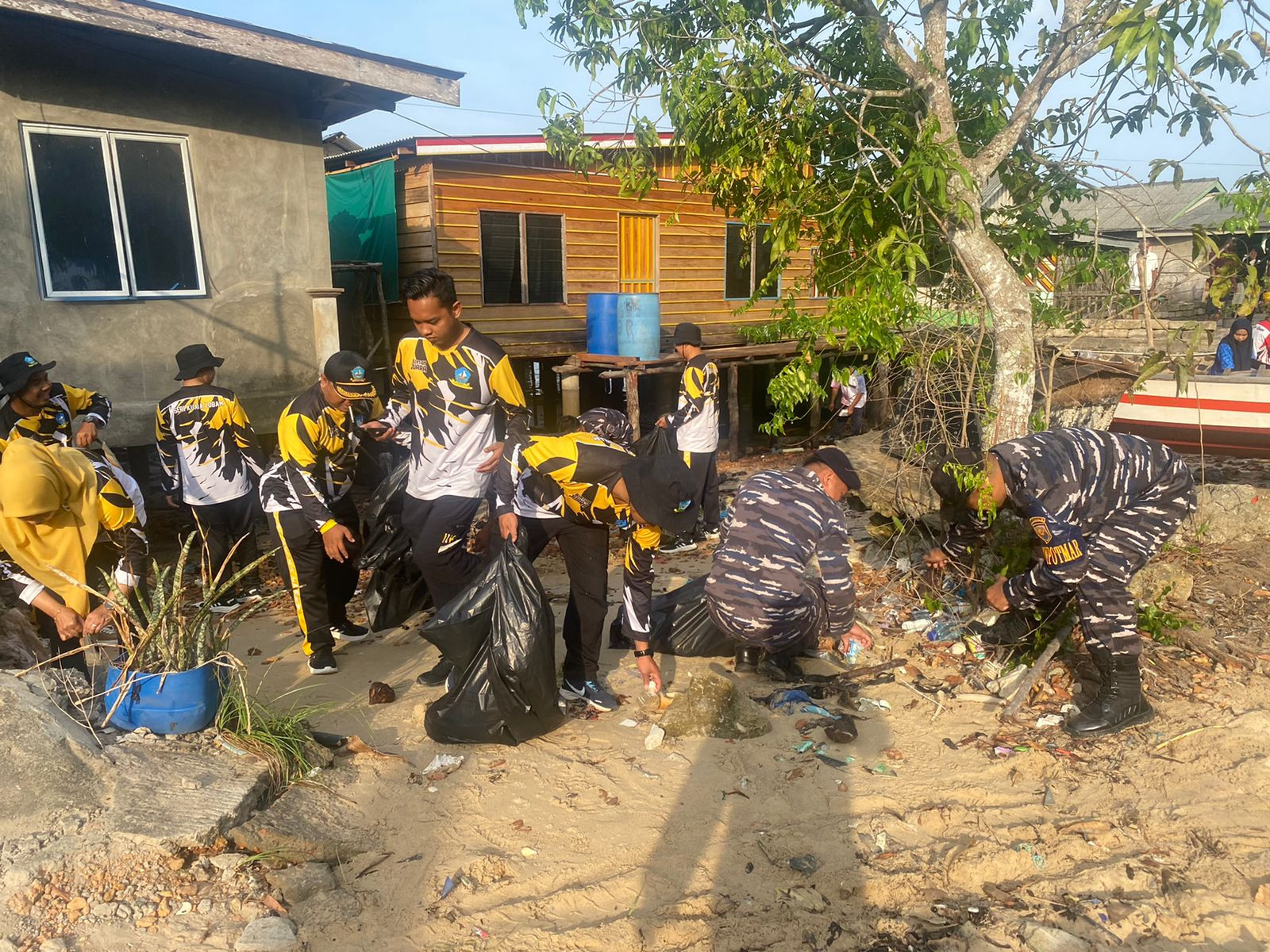 Bersihkan Pantai dan Jaga Pariwisata, Lanal Bintan Beraksi Untuk Negeri