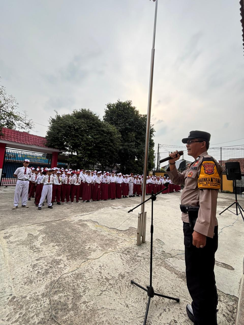 Bhabinkamtibmas Desa Bendungan Sampaikan Imbauan Anti-Bullying Saat Jadi Pembina Upacara di SD Negeri 01 Ciawi