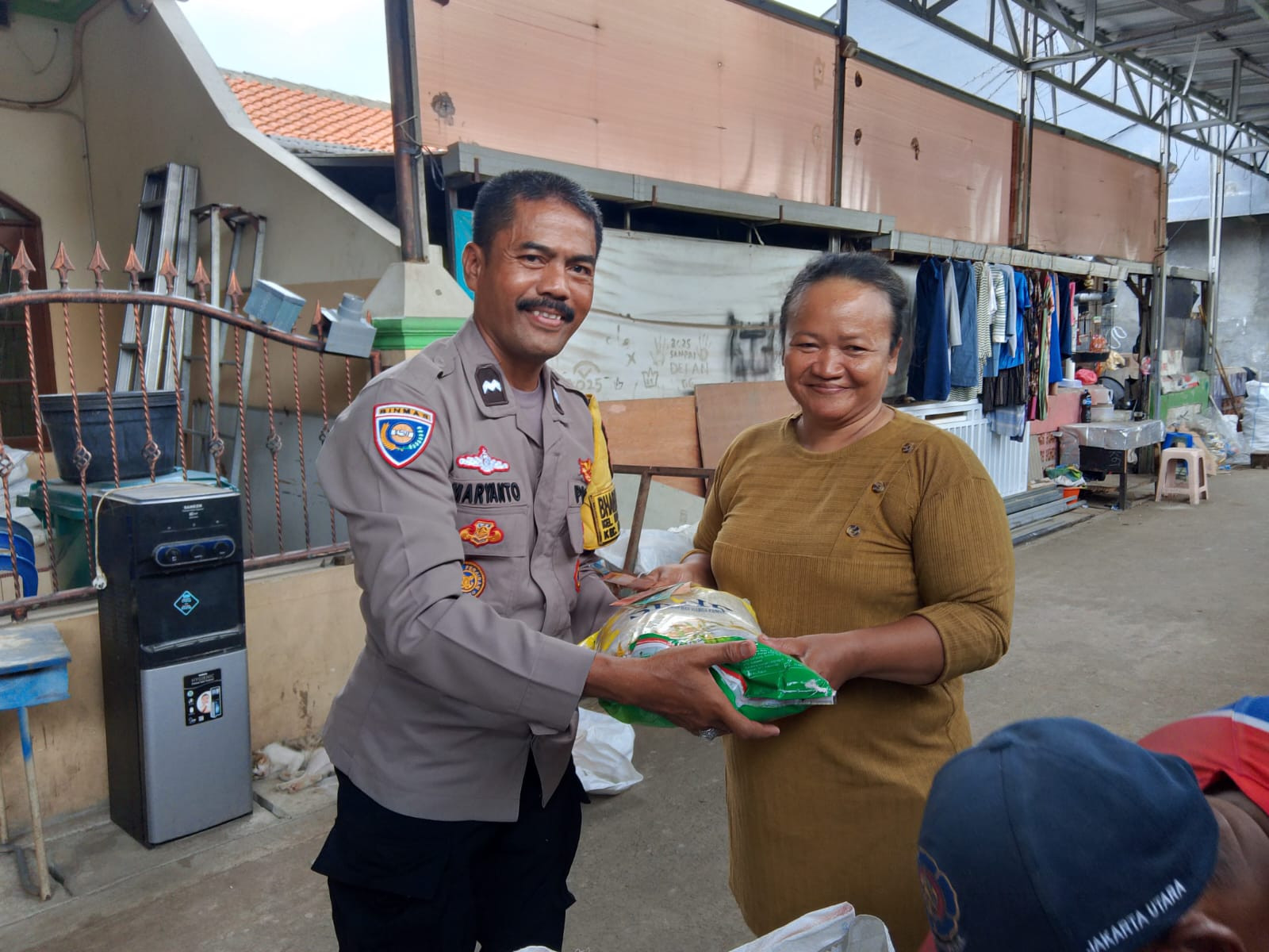 Gerakan Pangan Murah Polri dan Bulog, Polsek Kelapa Gading Bantu Warga Dapatkan Beras Terjangkau