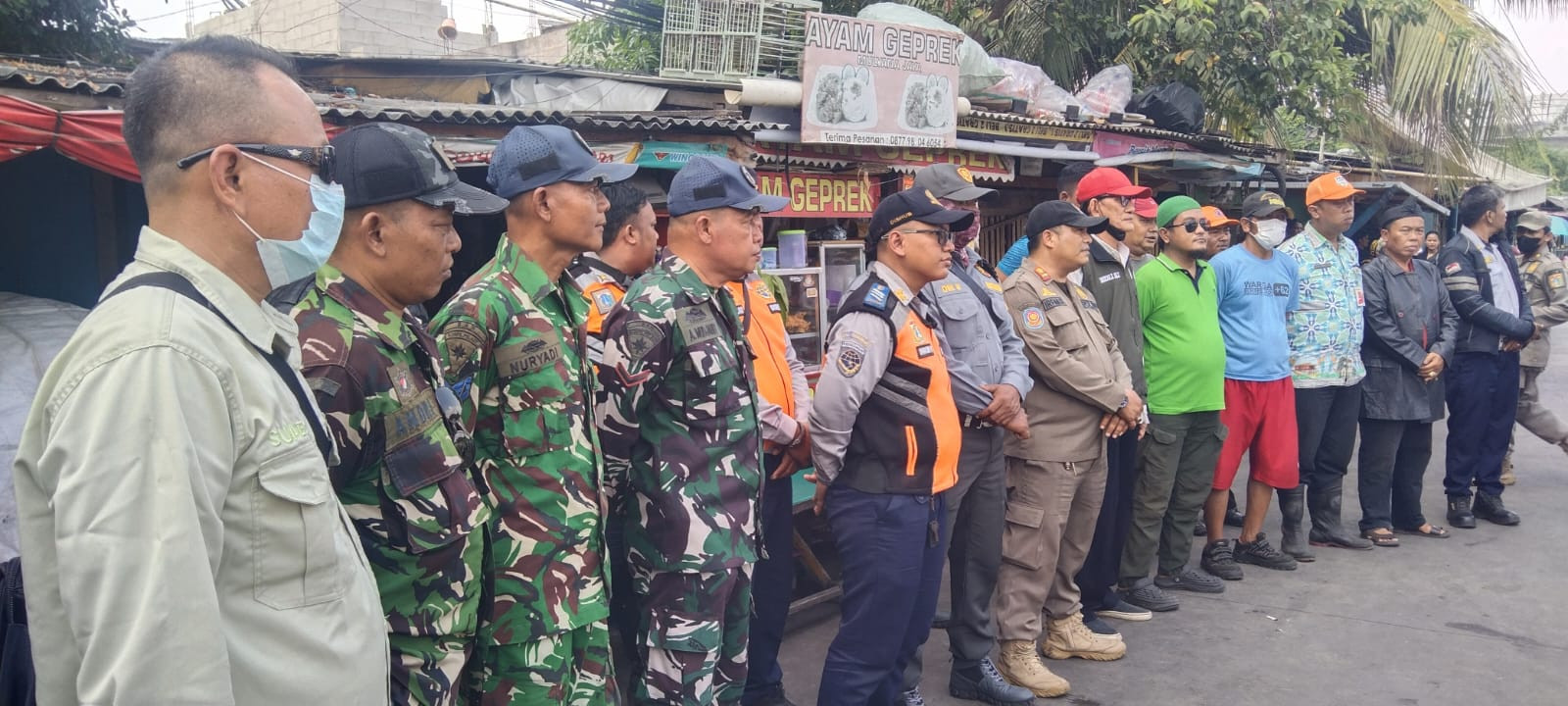 Parkir di Bahu Jalan, Kendaraan di Kalibaru Terancam Diderek