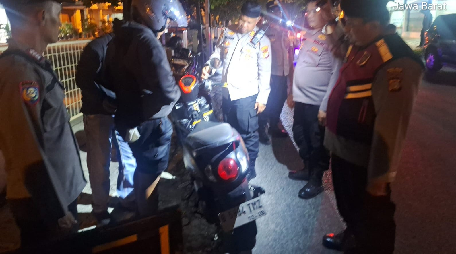 Tak Beri Ruang bagi Pelaku Kejahatan, Kapolsek Bekasi Barat Pimpin Razia Stasioner dan Patroli KRYD